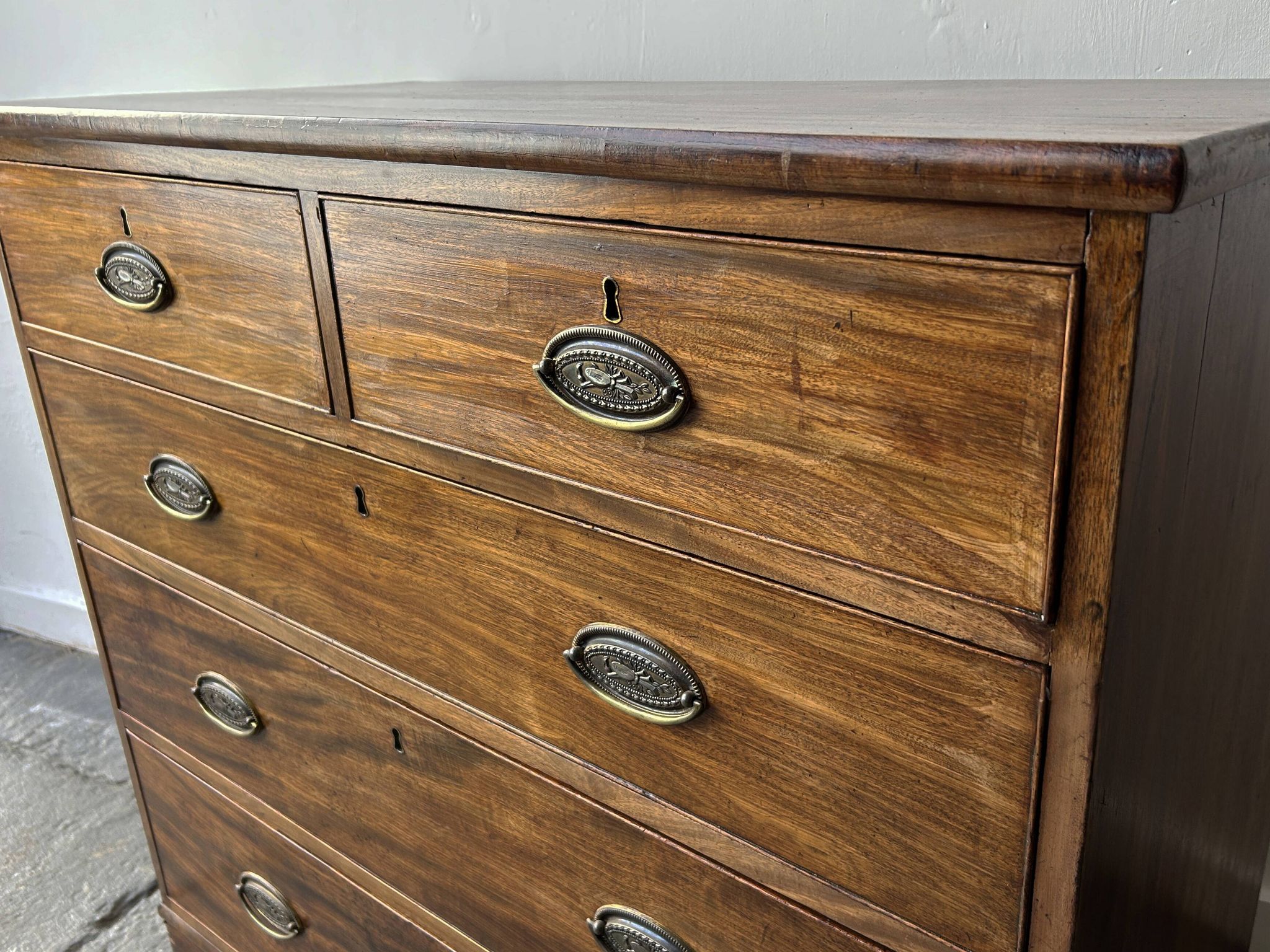 Antique early Victorian 1840–1860 large mahogany chest of drawers