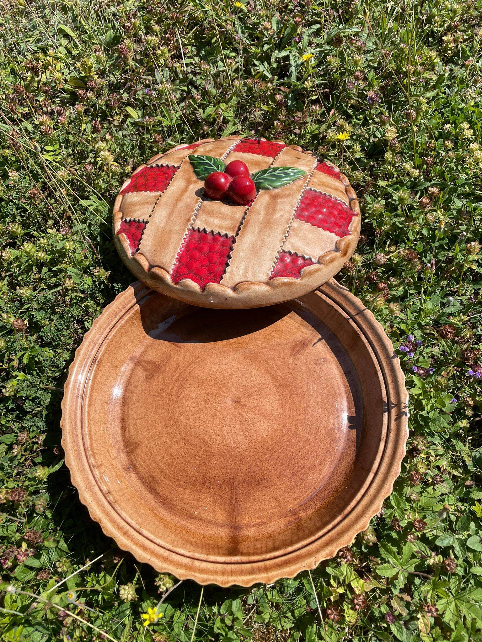 Trompe-l'oeil cherry pie dish