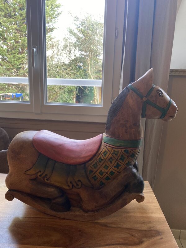 Cheval à bascule ancien en bois sculpté fait main