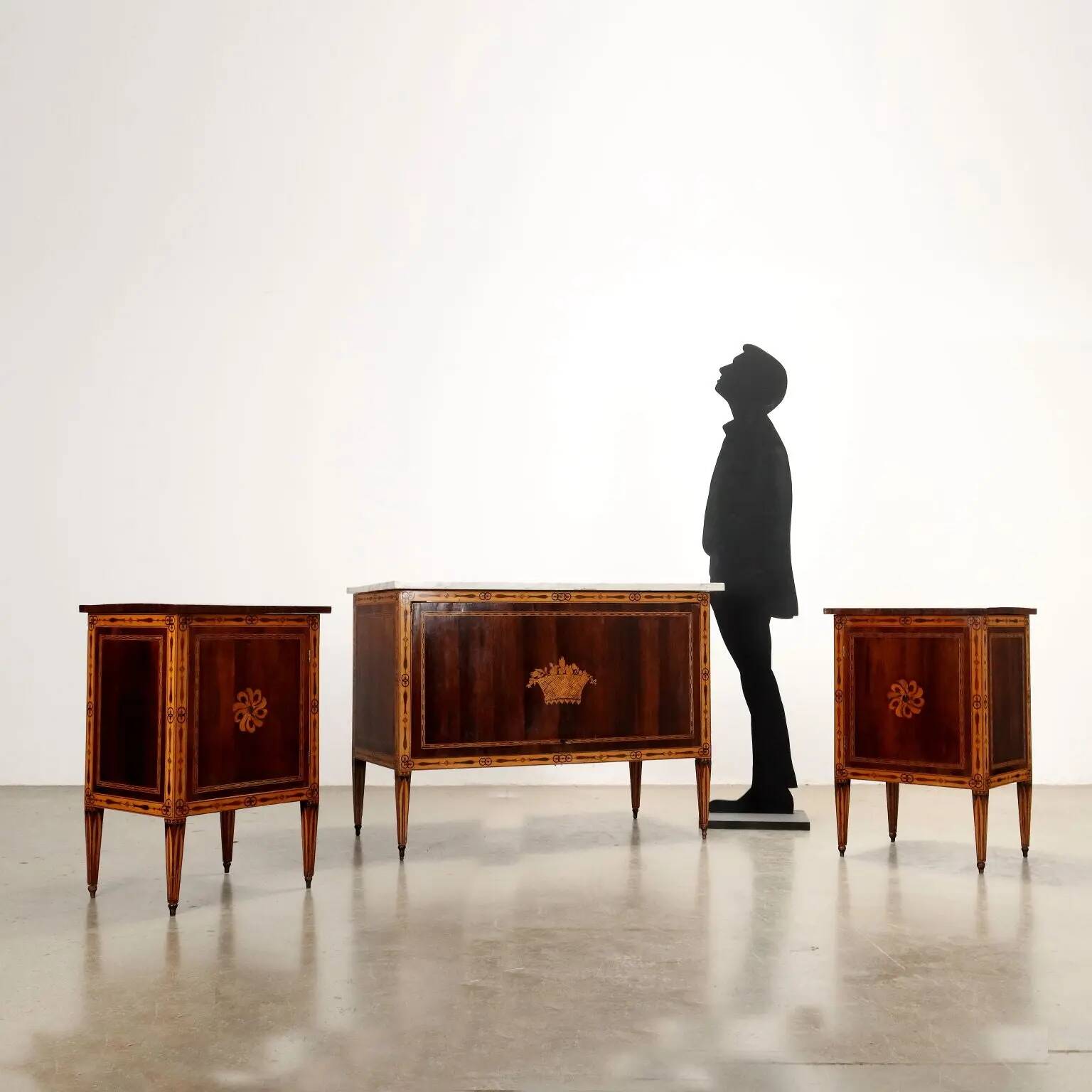 Suite de chambre antique néoclassique en divers bois, Toscane, XVIIIe siècle.