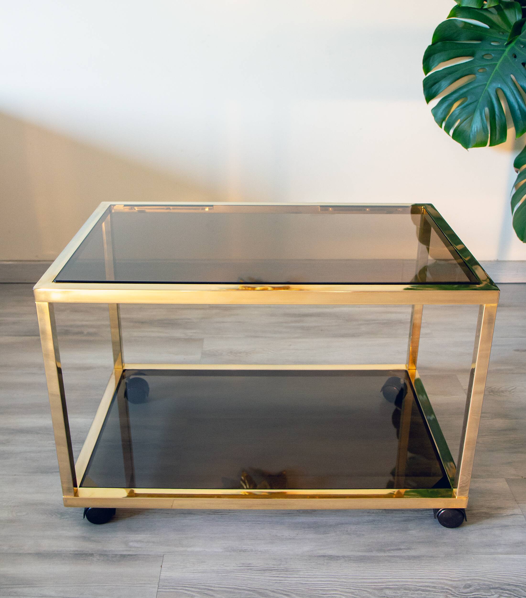 Desserte, Table d'appoint métal doré et verre fumé, 1970-80
