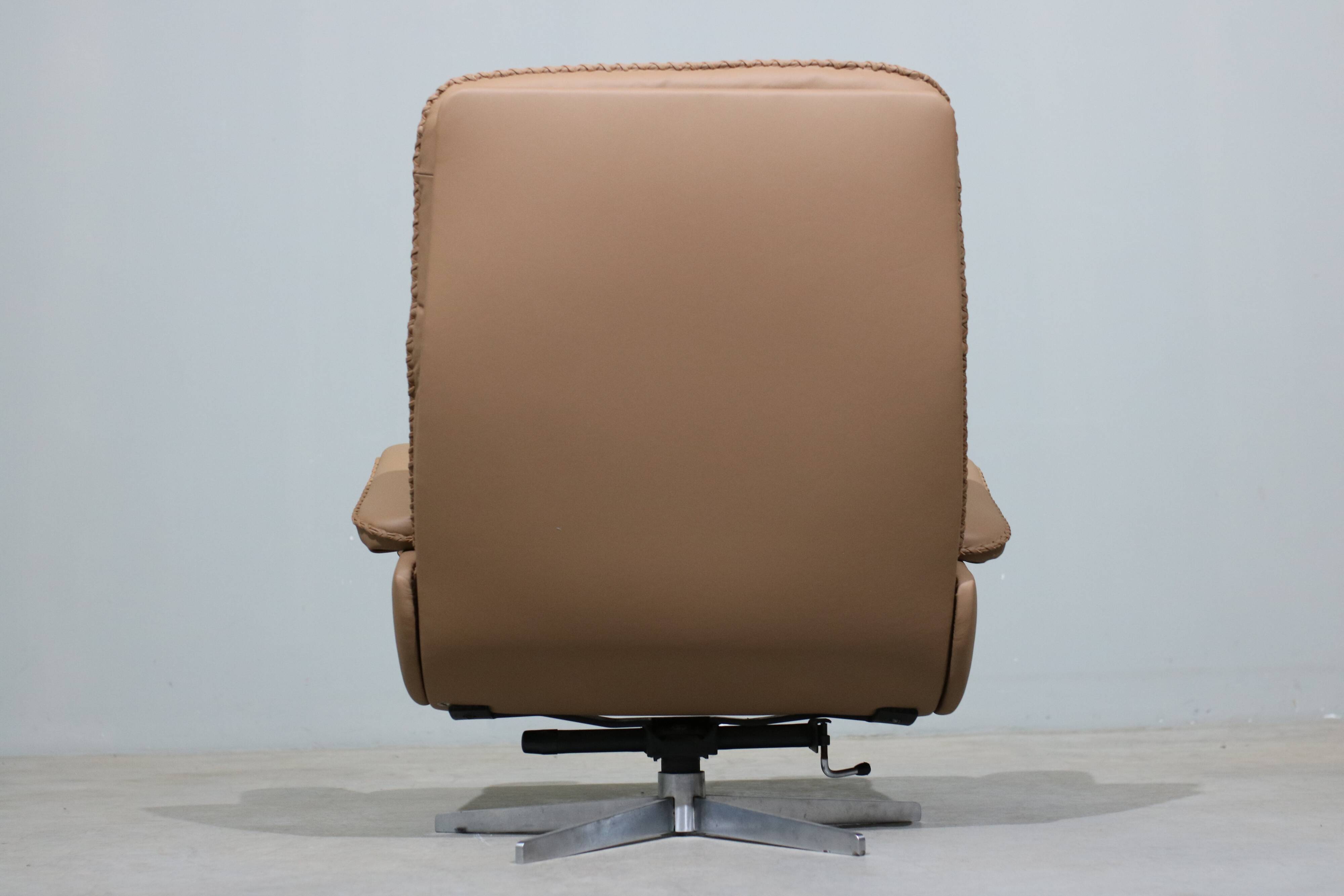 Fauteuil + repose-pieds en cuir de De Sede des années 70