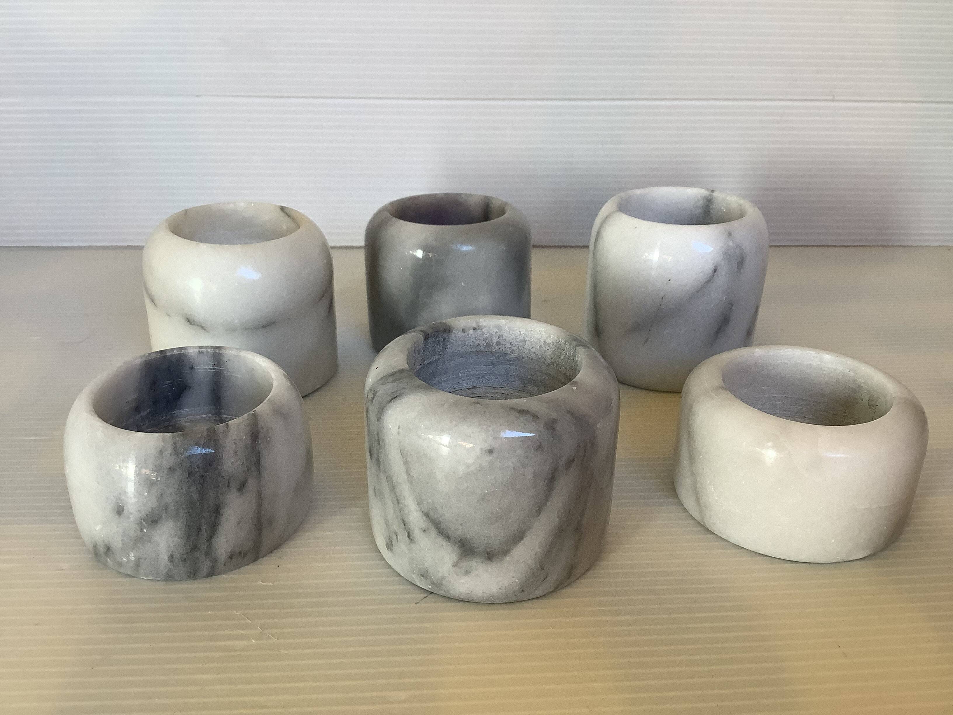 Six bougeoirs en marbre