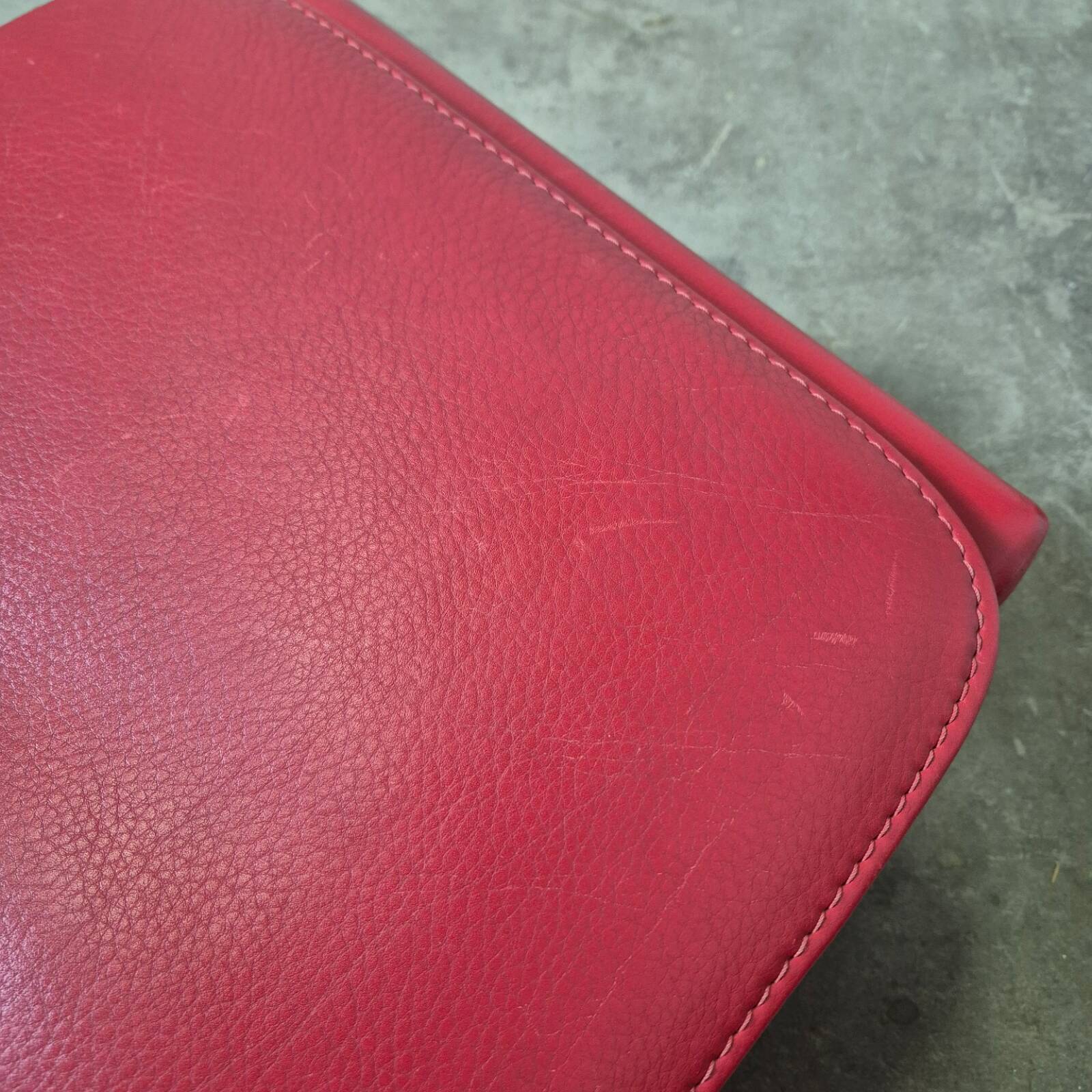 Desede DS50 avec pouf en cuir rouge, Suisse années 1980.