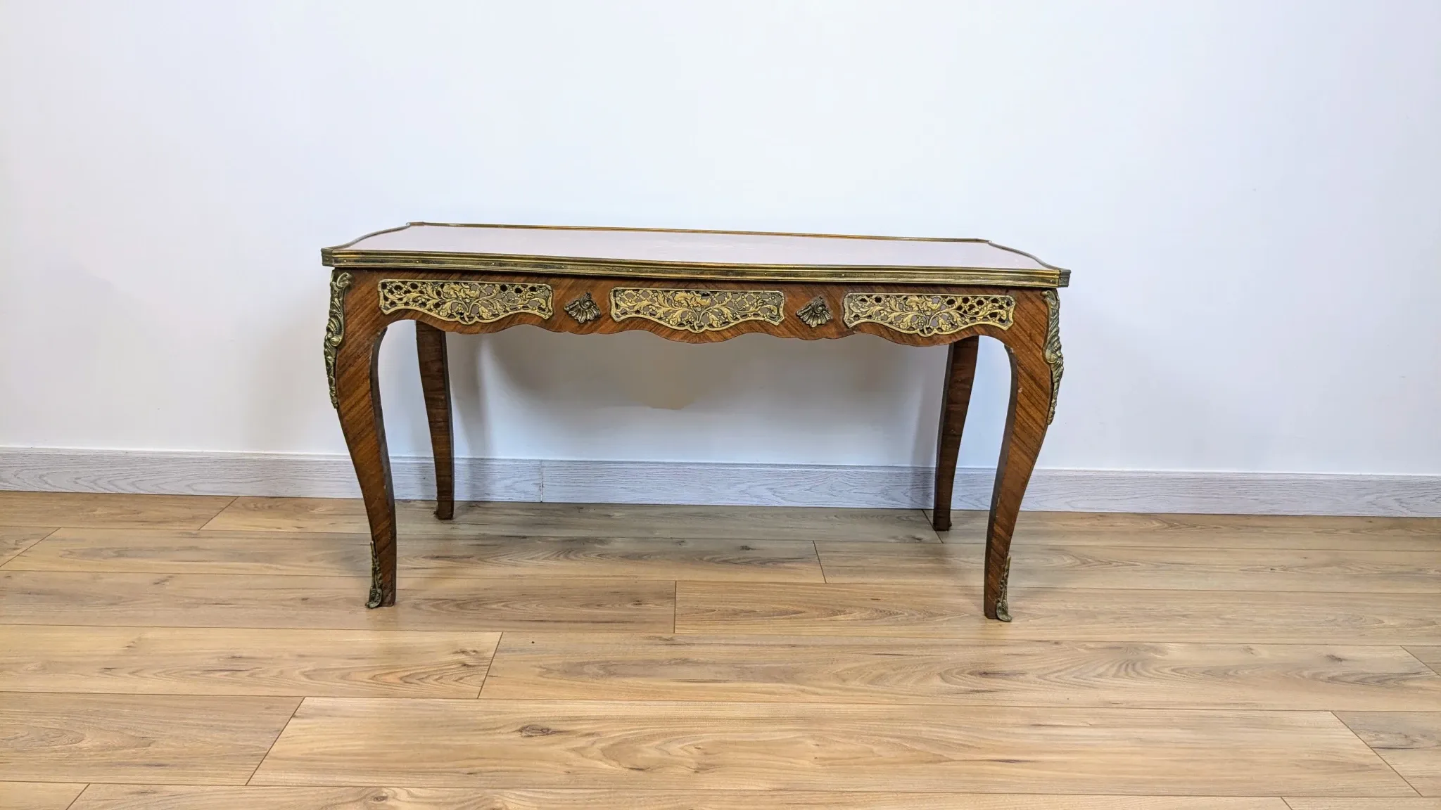 Louis XV style coffee table with floral marquetry and gilded bronze – 20th century