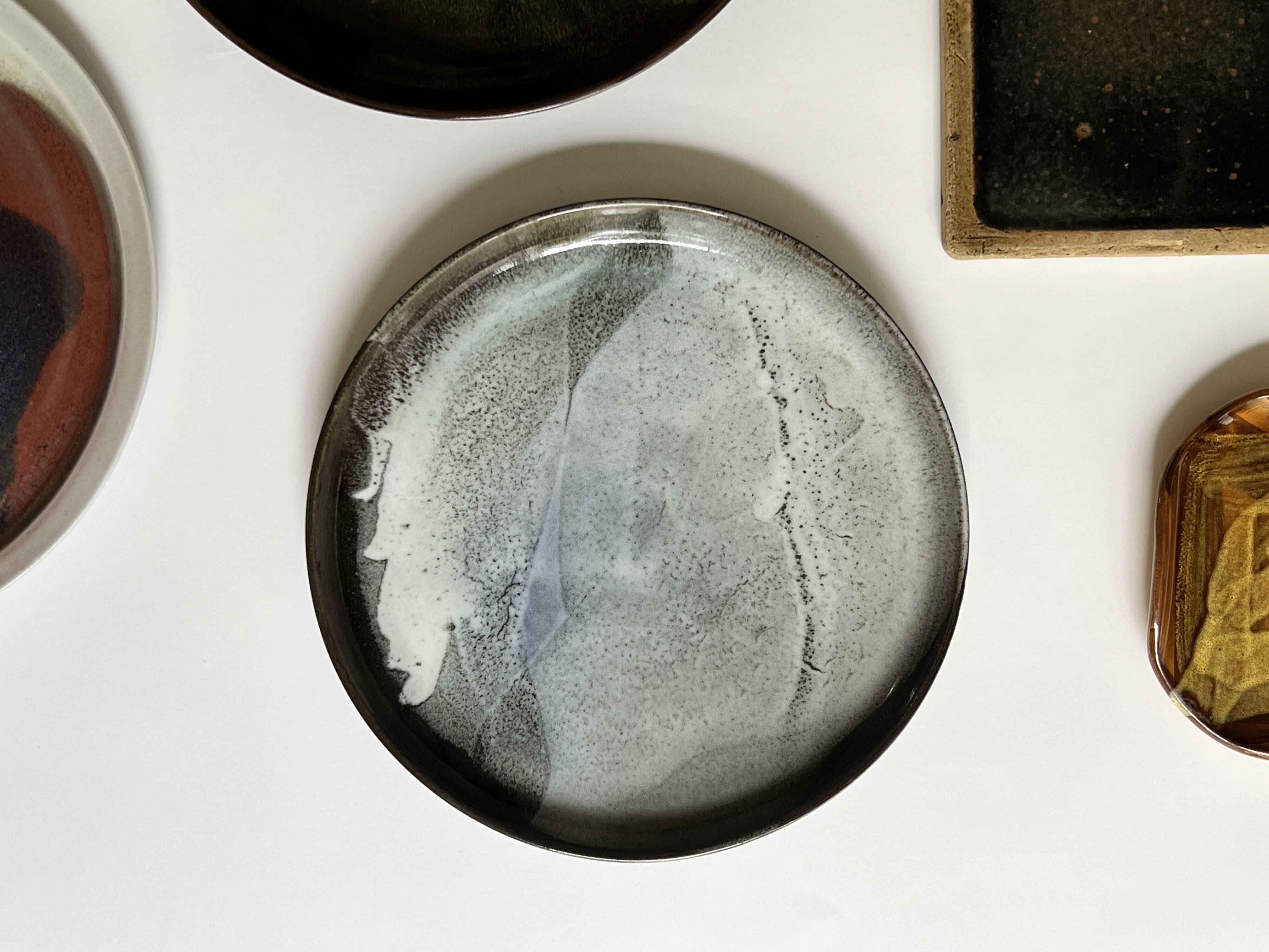 Grand plat en céramique émaillée fait main et signé PM, France 1970