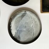 Grand plat en céramique émaillée fait main et signé PM, France 1970