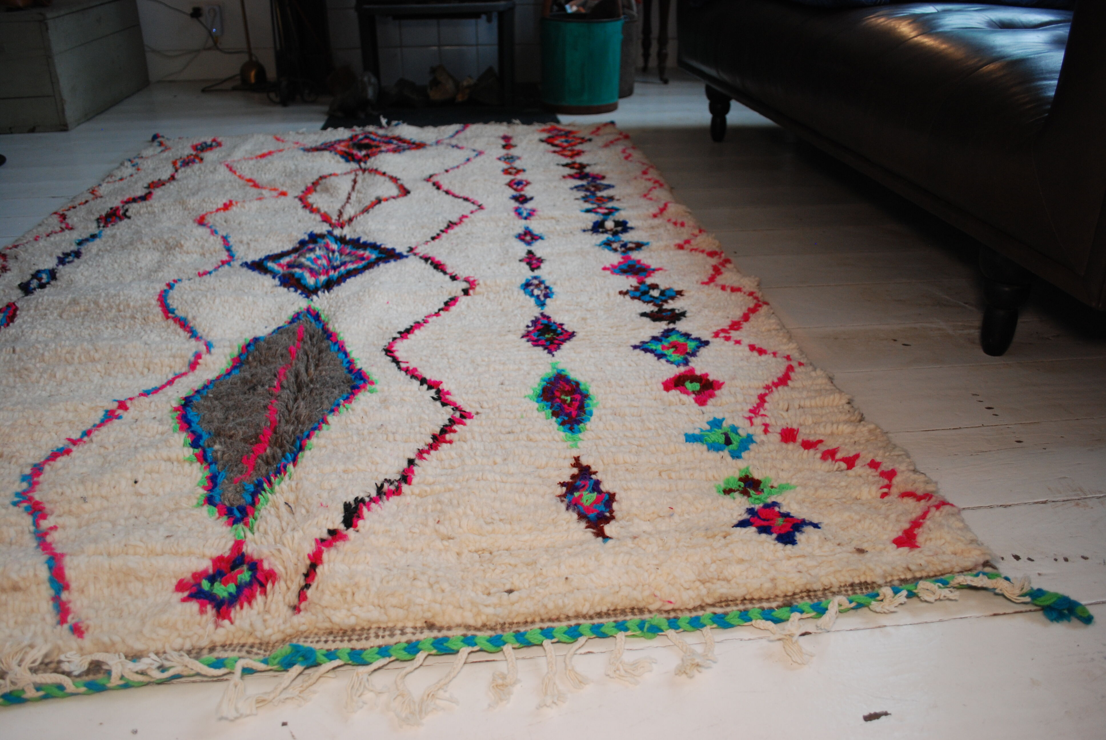 Berber vintage rug 100% wool, handcrafted. free shipping in europe. unique! 250x145cm