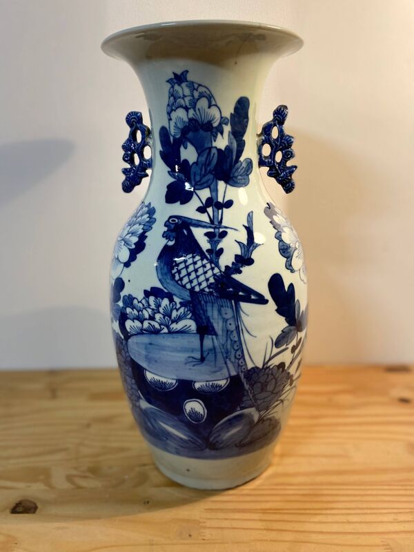 Vase balustre en porcelaine de Chine à décor floral bleu cobalt