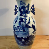 Baluster vase in Chinese porcelain with cobalt blue floral decoration.
