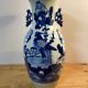 Vase balustre en porcelaine de Chine à décor floral bleu cobalt