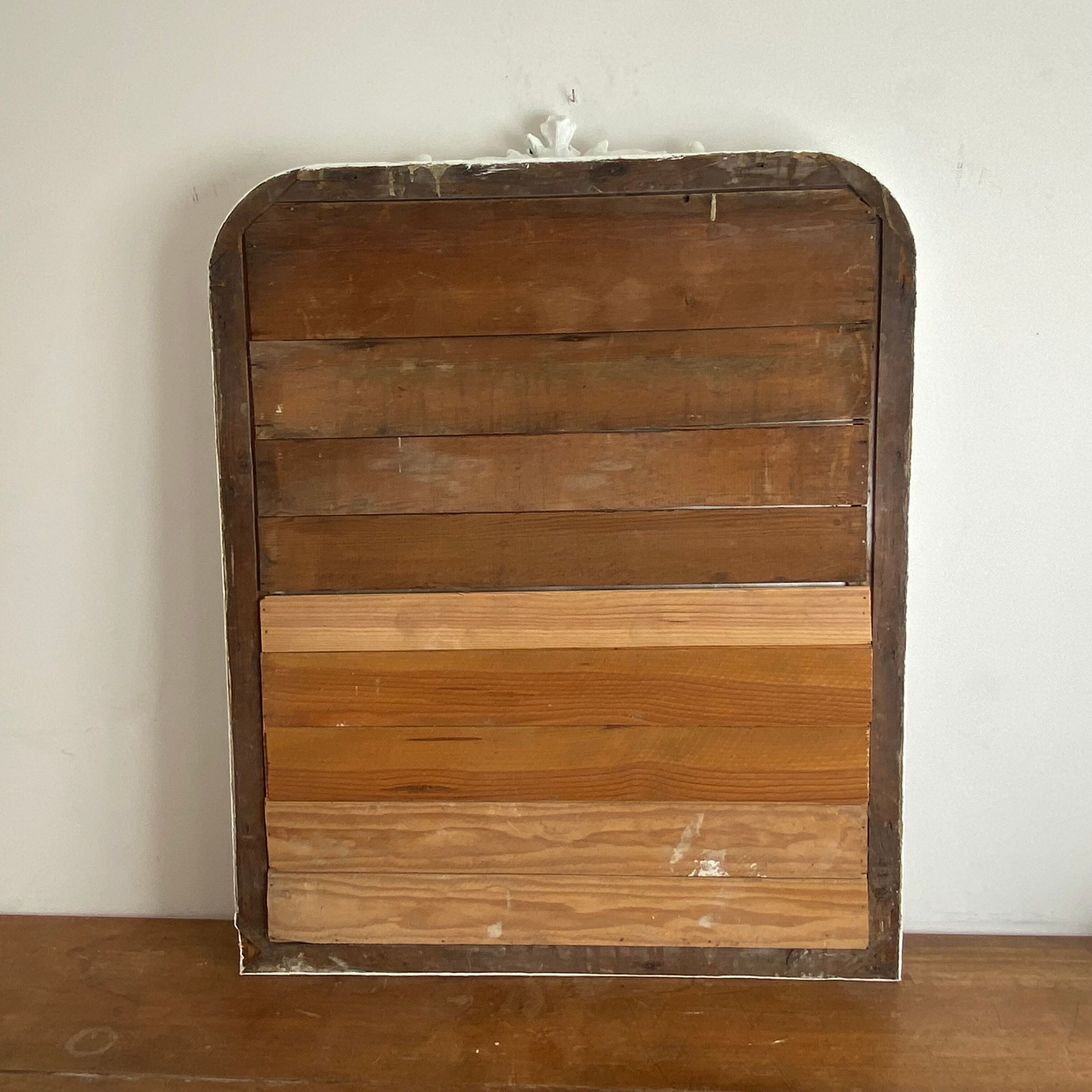 Mirror late 19th with decorated pediment. 115x88.