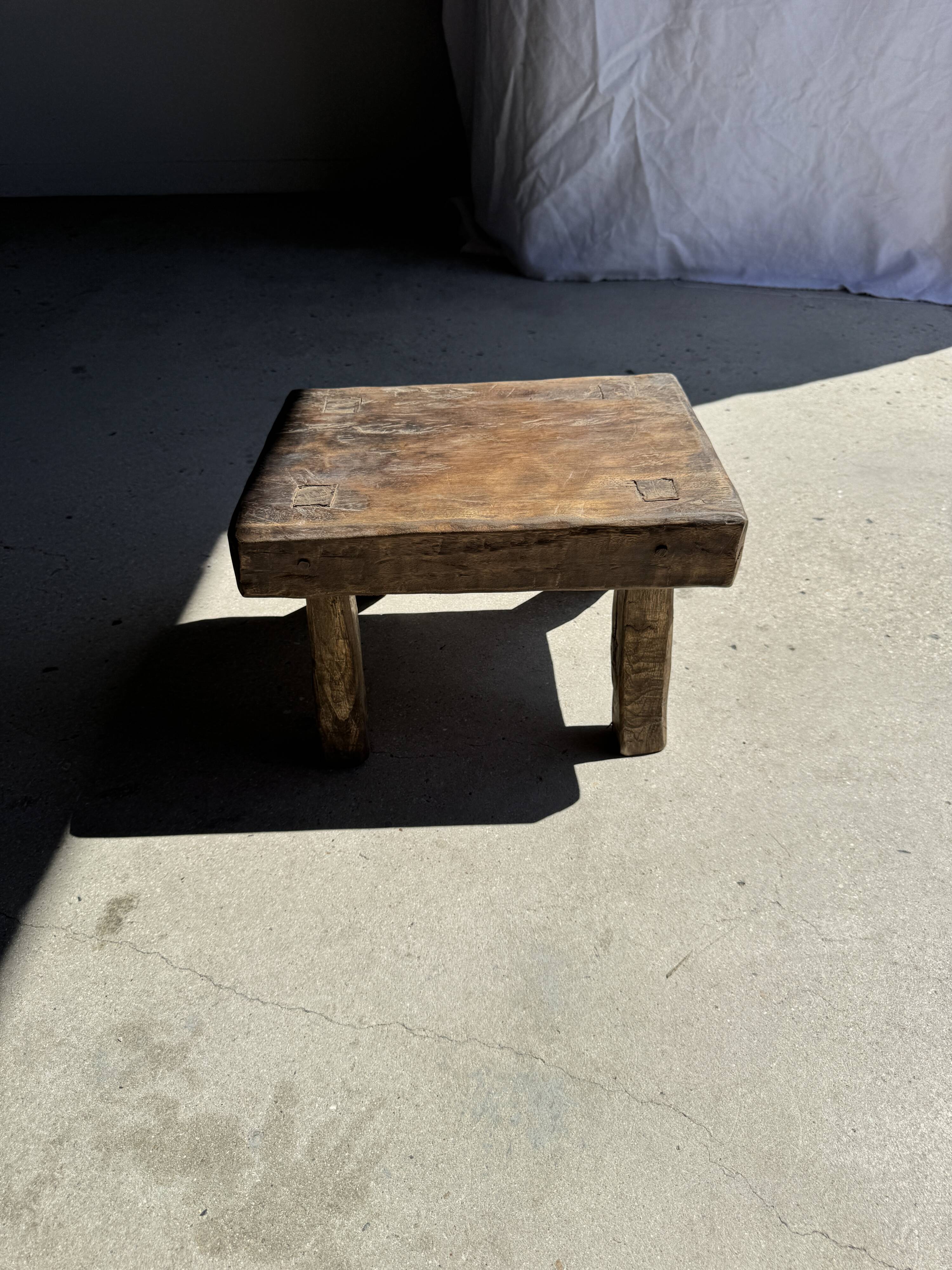 Petit stool, tabouret d'appoint en teck massif rectangulaire wabi-sabi H25