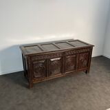 Large English chest from the 17th century in carved oak.