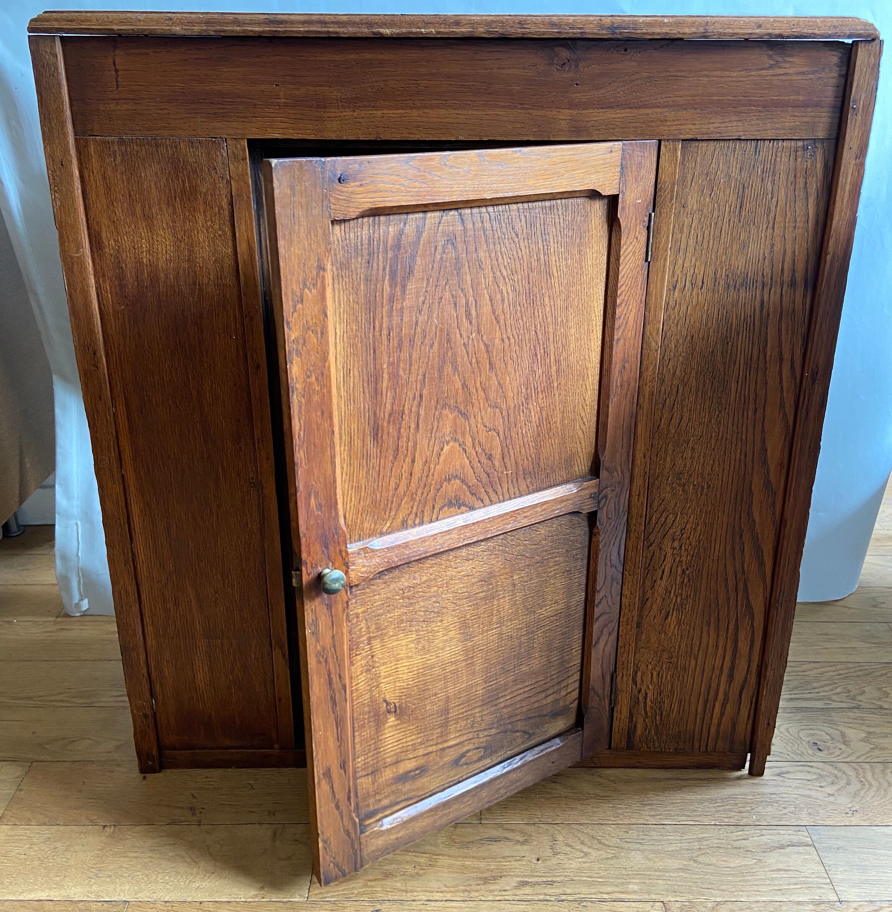 Wooden corner confectioner