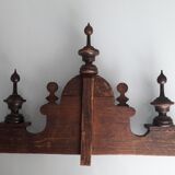 Fronton ancien en bois sculpté et tourné