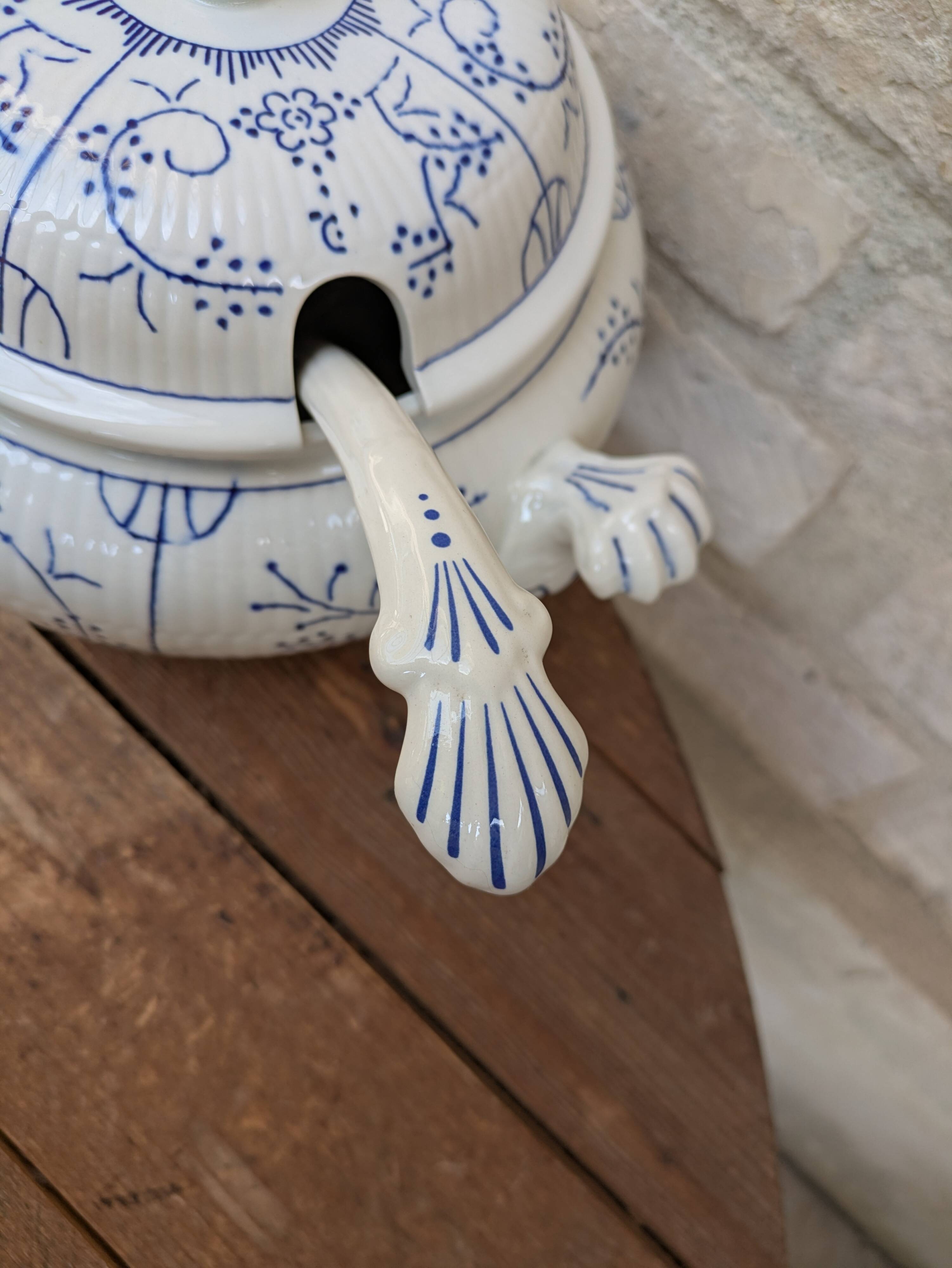 Soup tureen with lid and ladle Boch la Louvière model Copenhagen