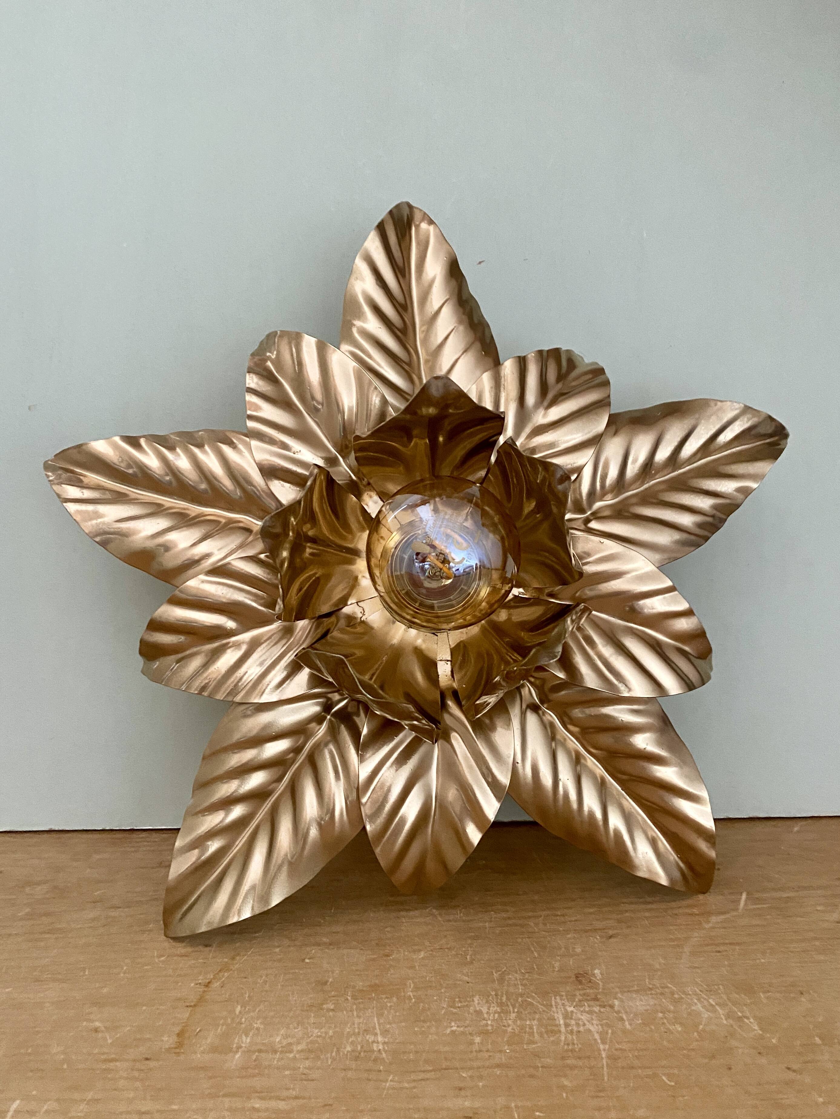 Vintage wall light in gold metal with leaf decorations