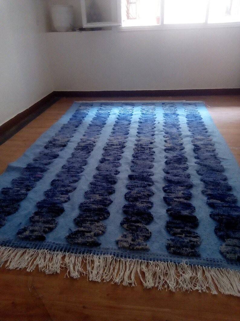 Tapis marocain tissé à la main en laine bleu marine