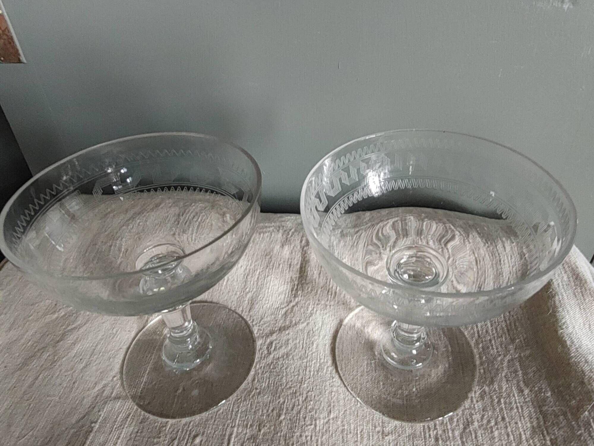 2 antique champagne glasses, engraved Empire frieze - Period 1900