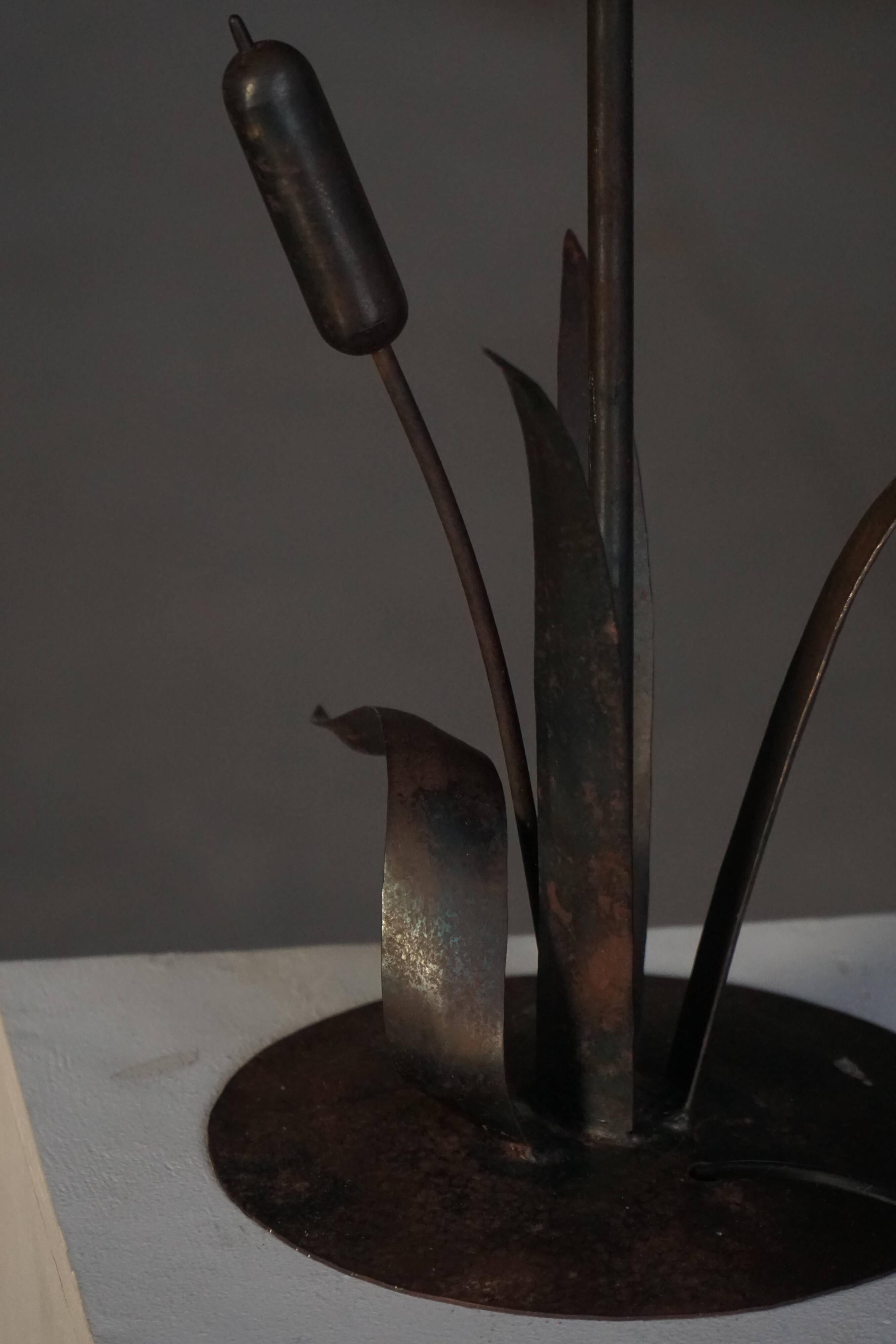 Handcrafted table lamp in wrought iron, organic shape, mid-20th century, 1940s.