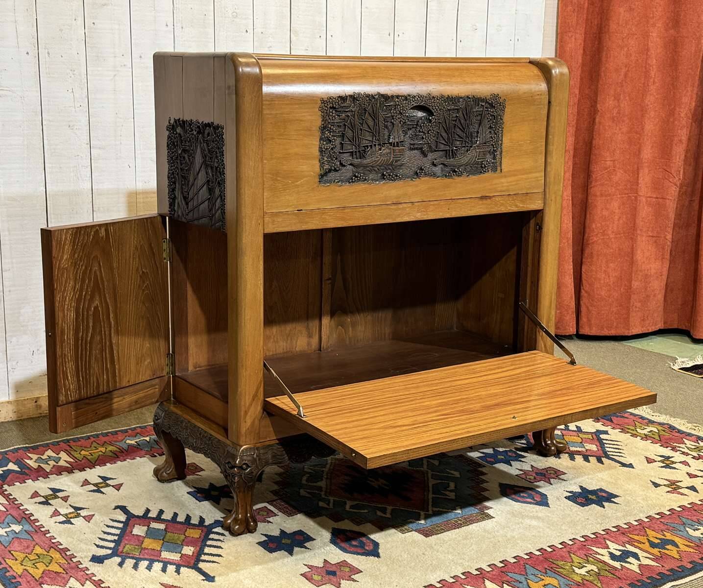 Chinese bar in richly carved teak, work from the 1980s.