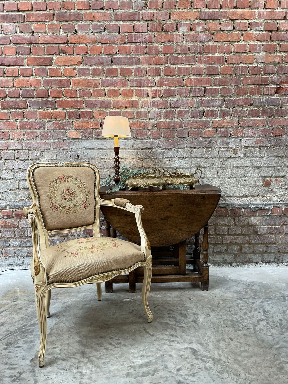 Fauteuil français avec tapisserie florale