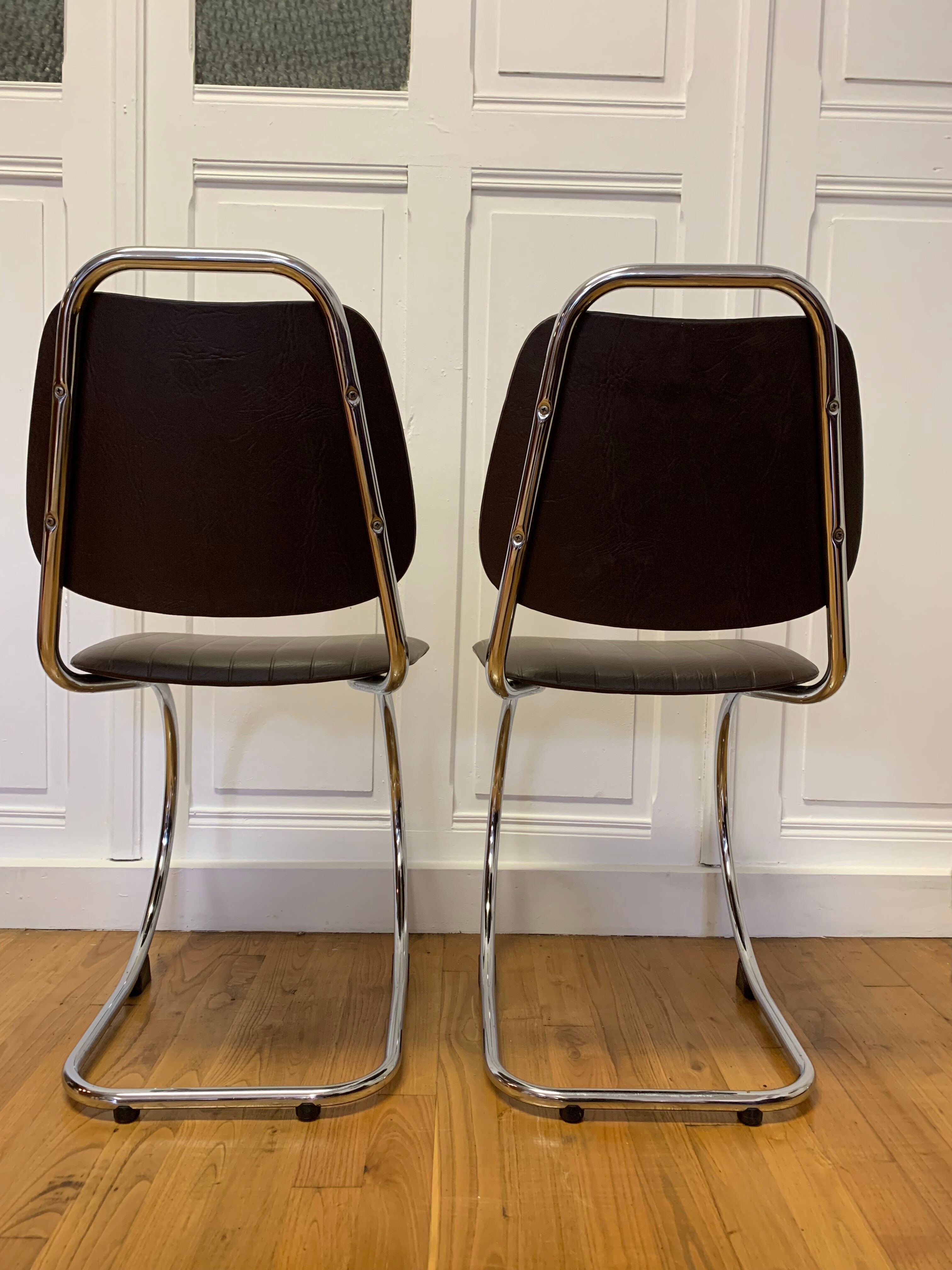 Pair of cantilever chairs 70s