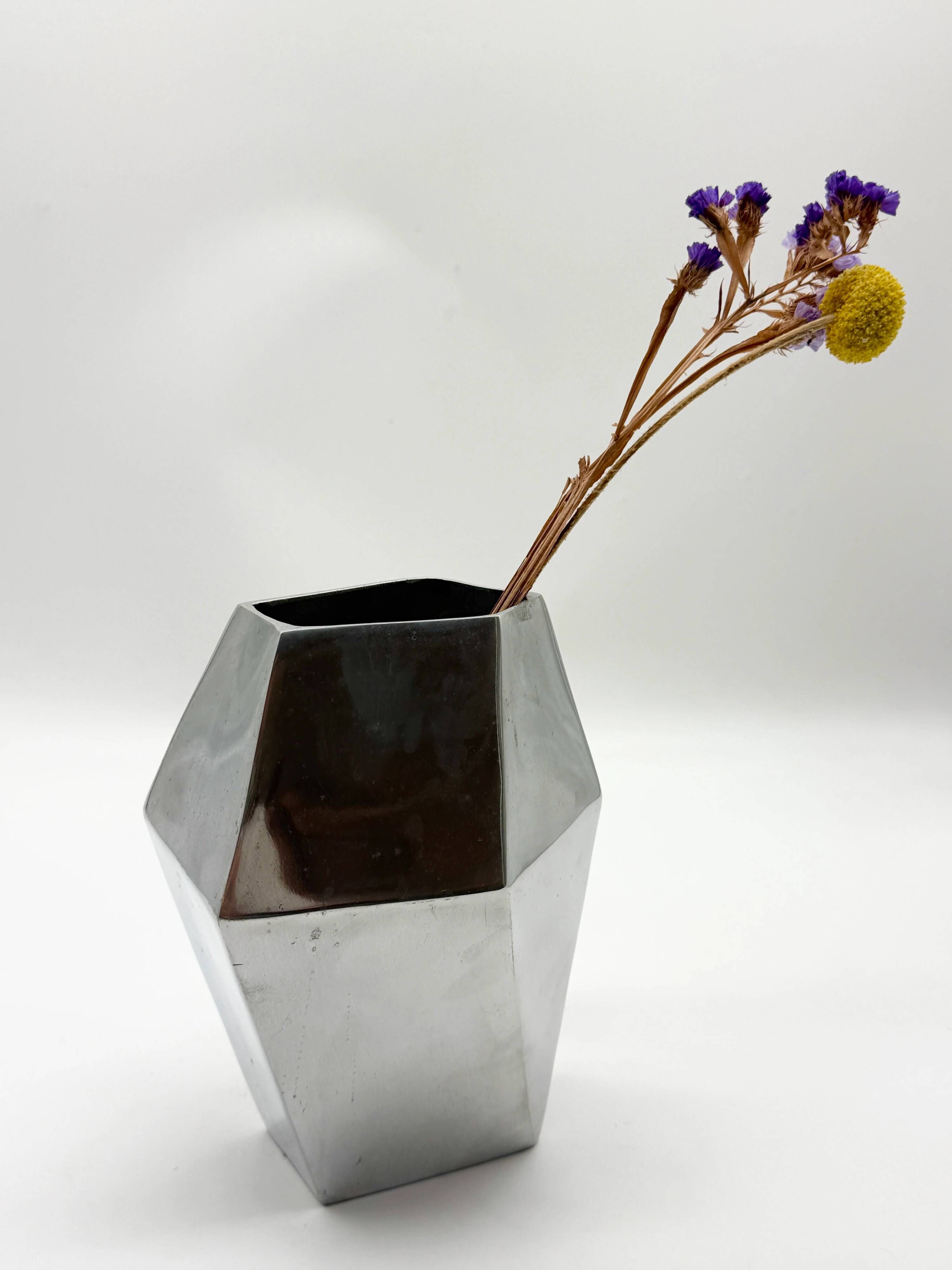 Vase "Prisme" en fonte d’aluminium, années 1980