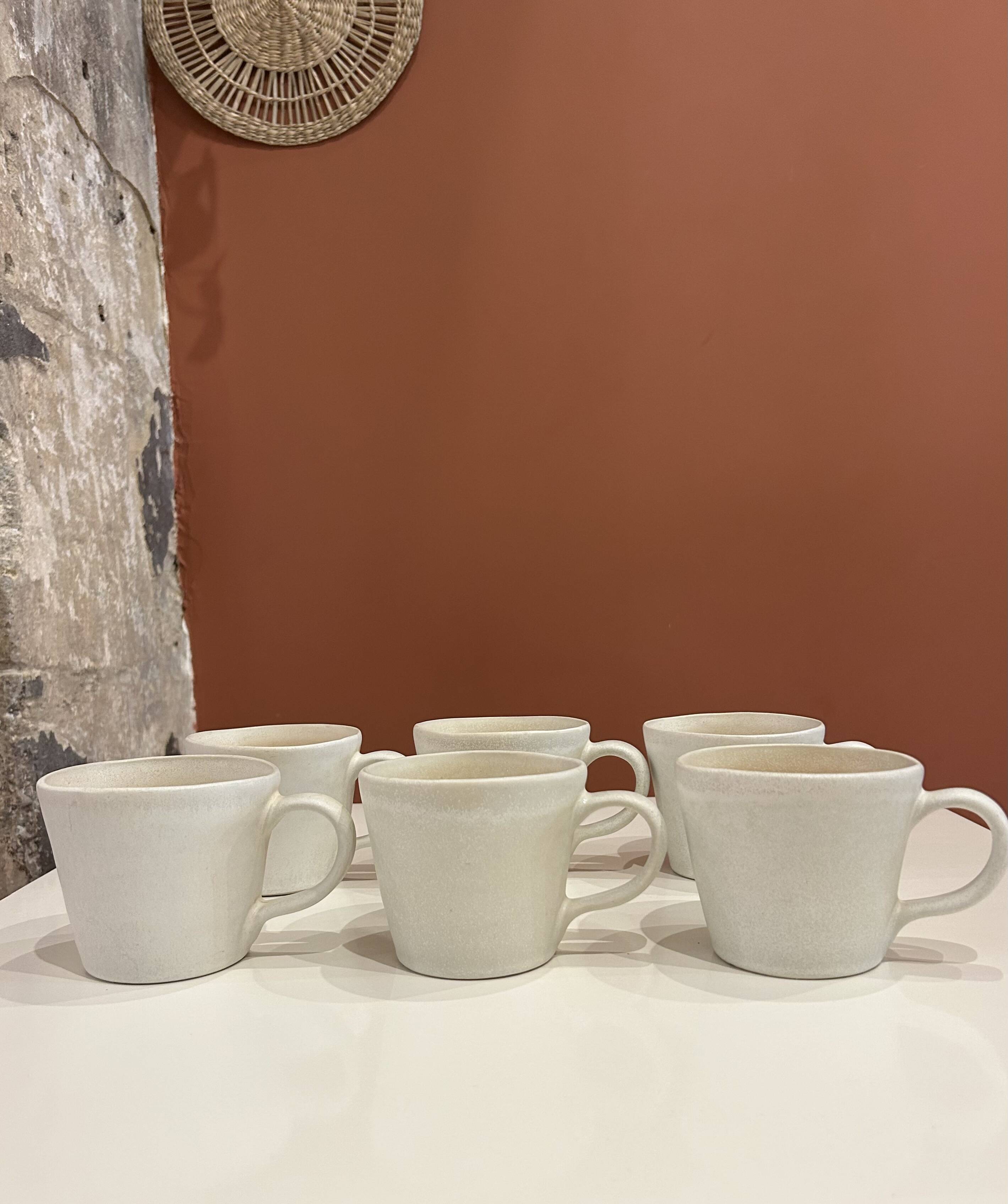 Mug en gré émaillé blanc cassé