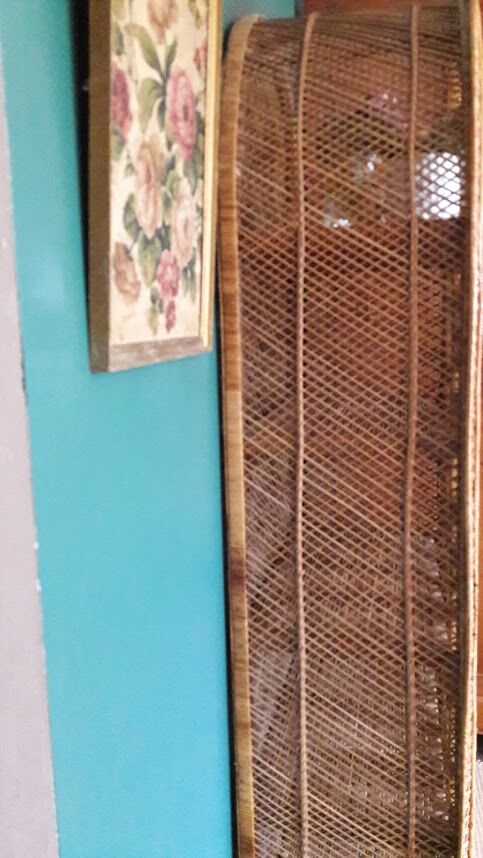 Shelf rattan peacock