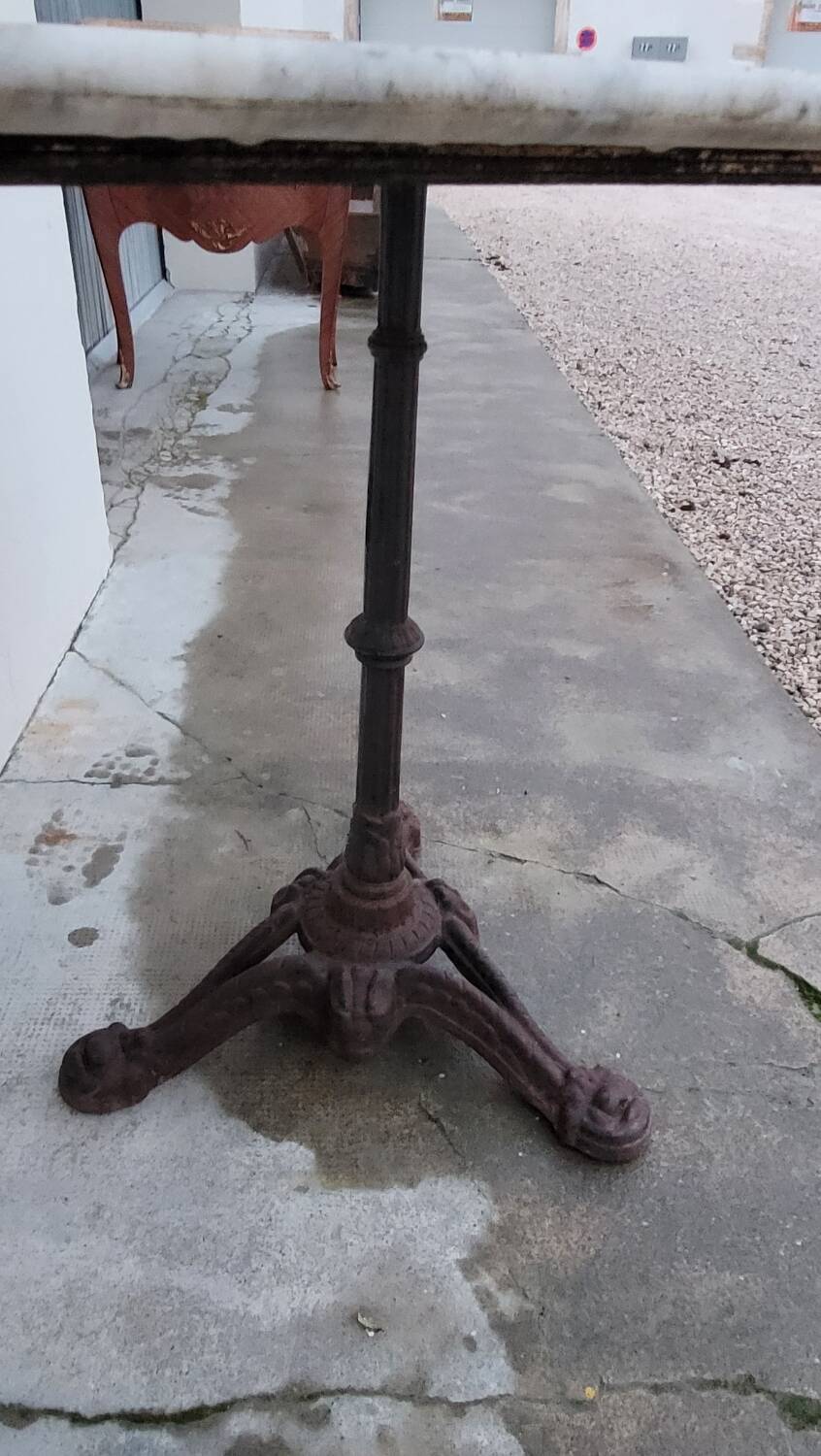 Bistro pedestal table in marble and cast iron lion paws