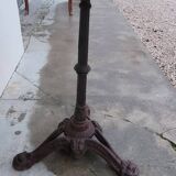 Bistro pedestal table in marble and cast iron lion paws