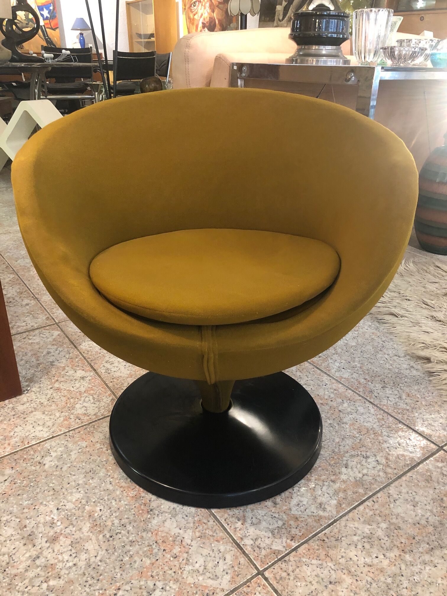 Pierre Guariche's luna armchair for Meurop