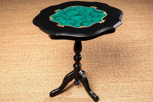 Guéridon en bois noir, décor peint malachite