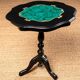 Guéridon en bois noir, décor peint malachite