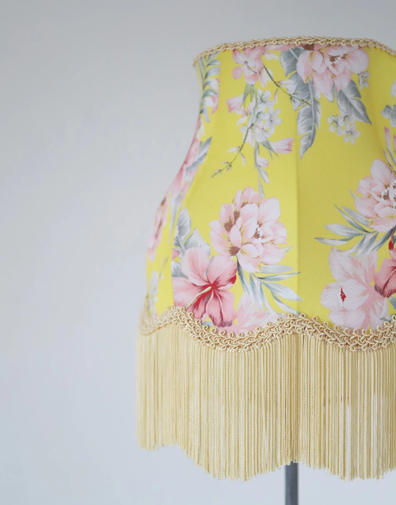 Table lamp – Vintage base and fringed floral shade