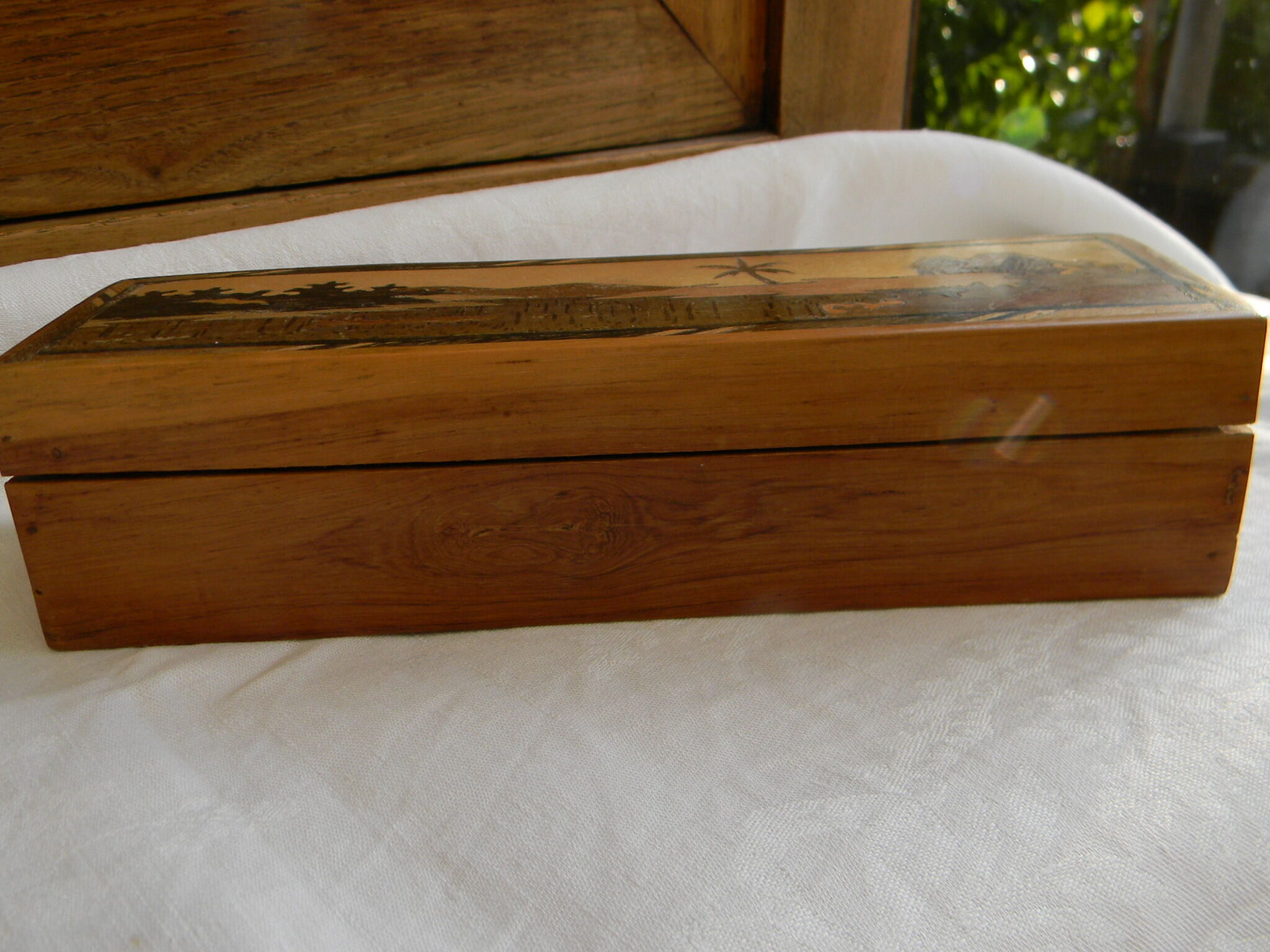 Small rectangular box made of rosewood and marquetry