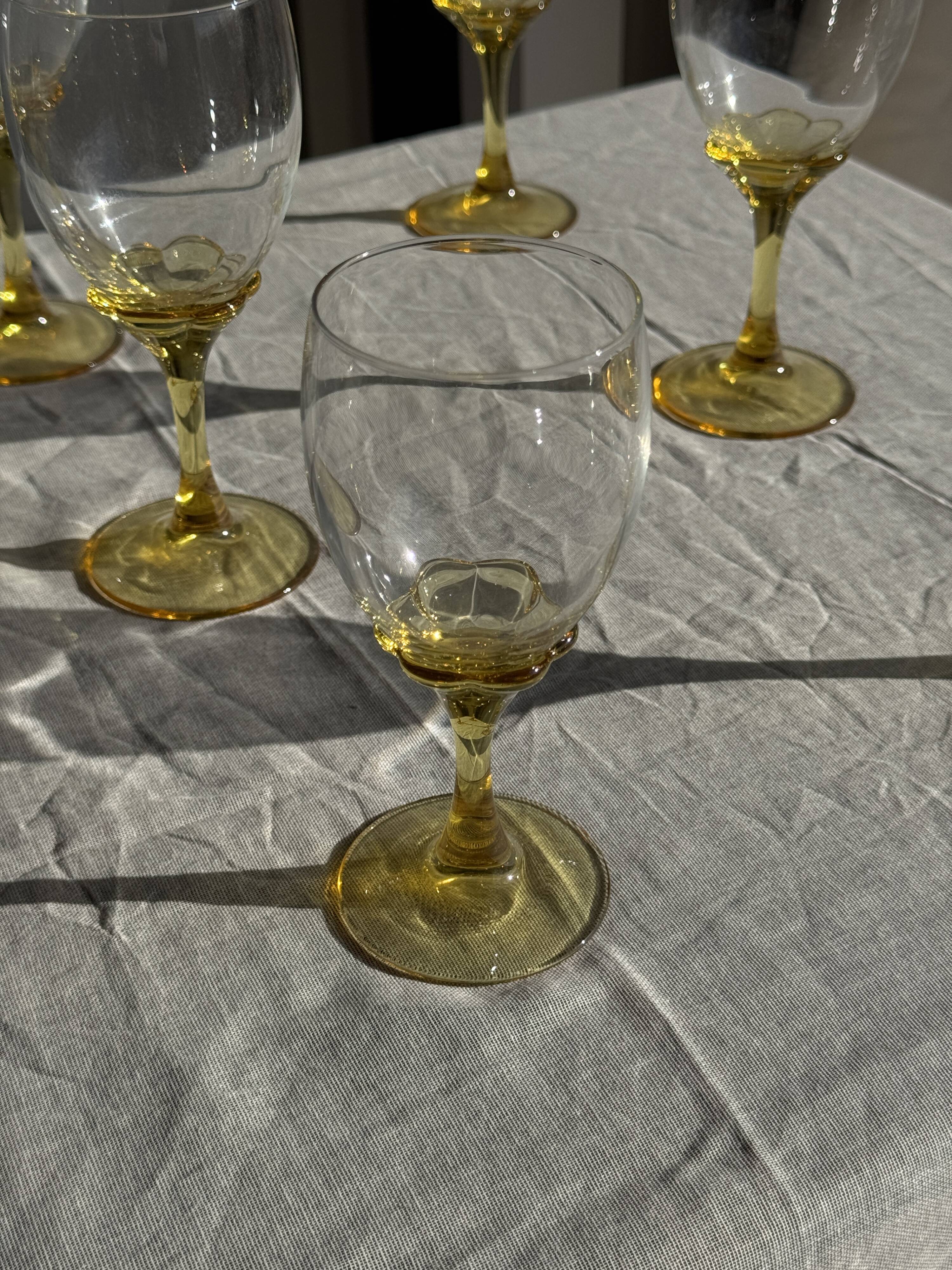 Set of 6 vintage yellow stemmed glasses: consisting of 4 large and 2 small.