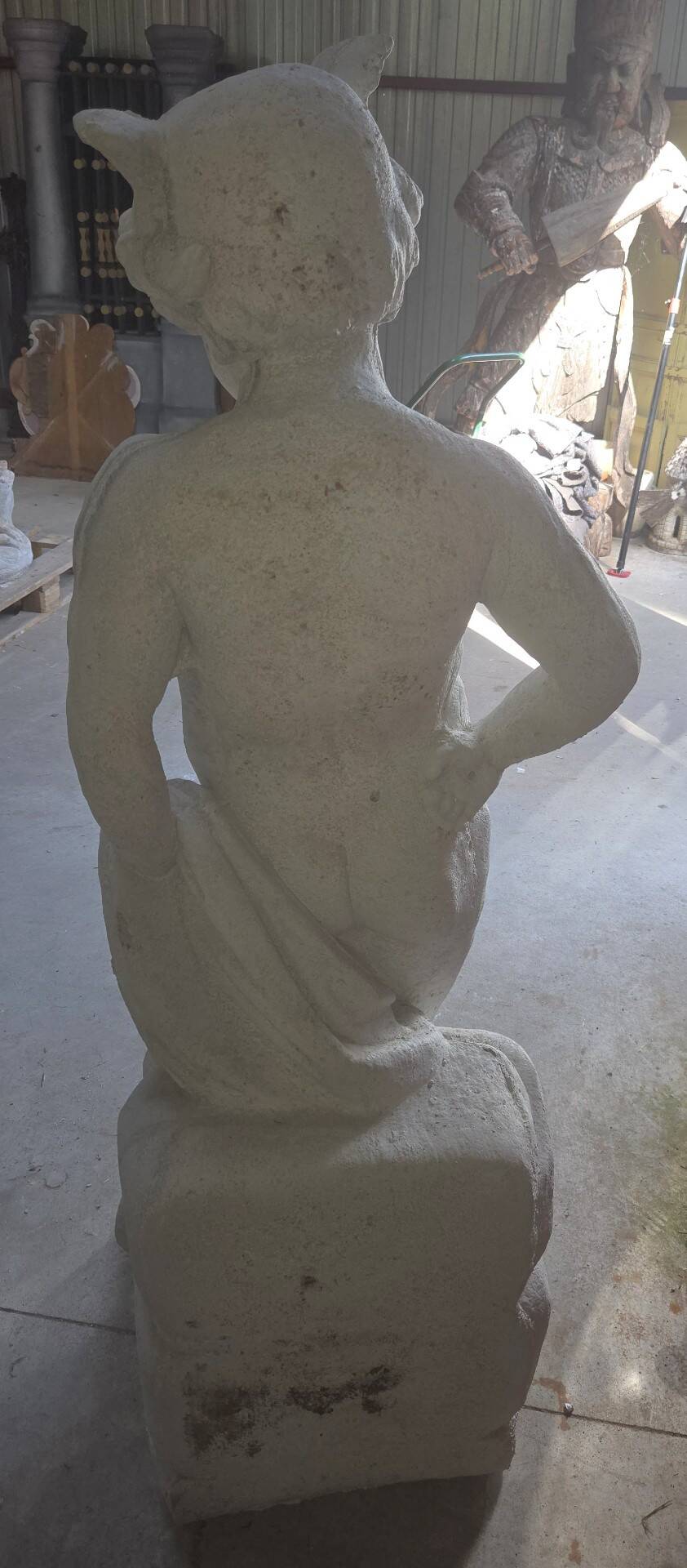 Statue de jardin en pierre reconstituée représentant un jeune faune