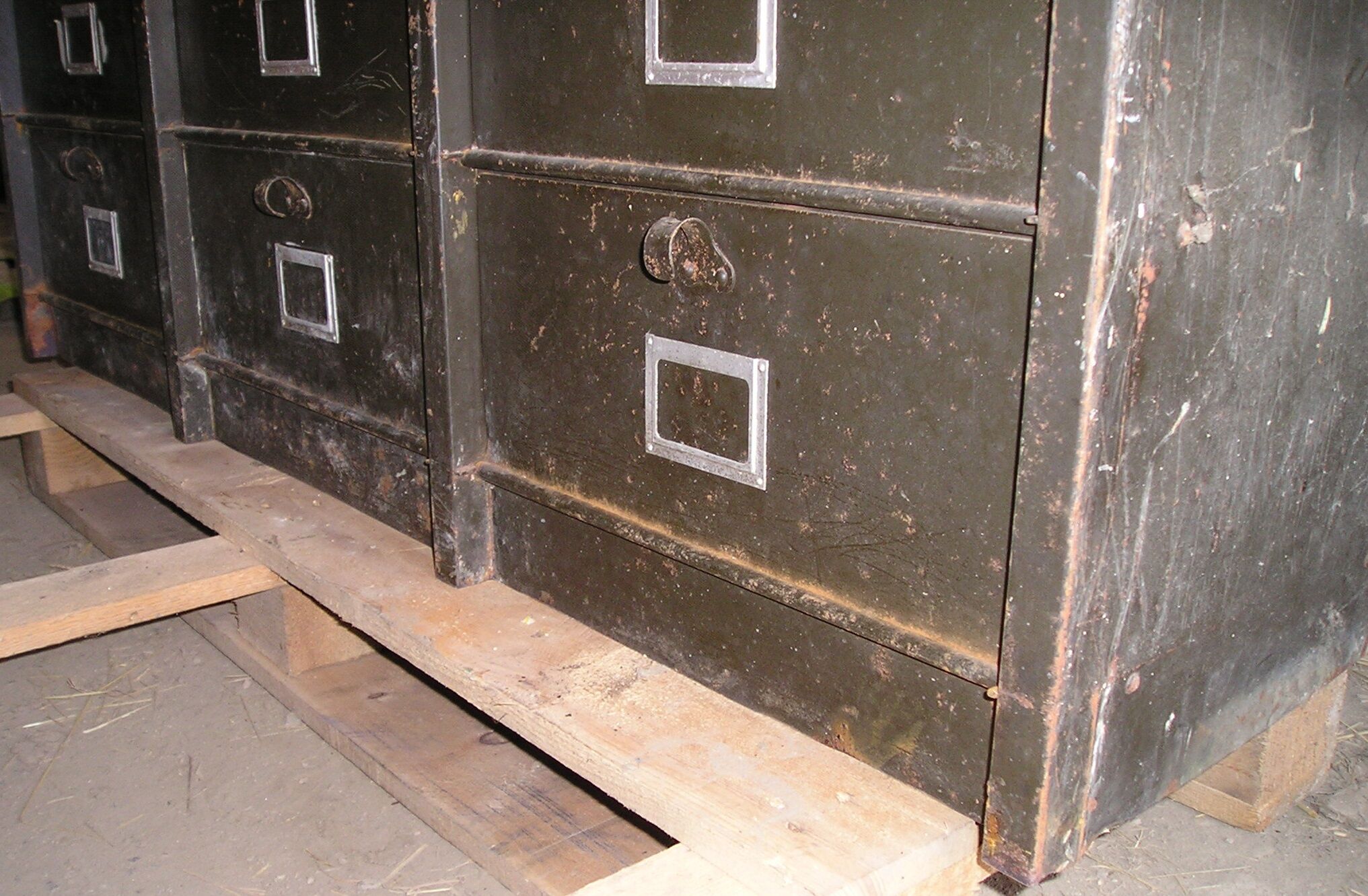 Furniture old metal riveted 30 drawers valve strafor