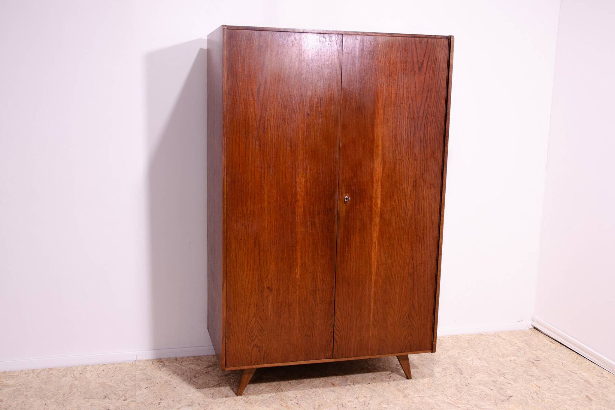 Elegant oak wardrobe U-450 by Jiří Jiroutek for Interiér Praha, 1960´s