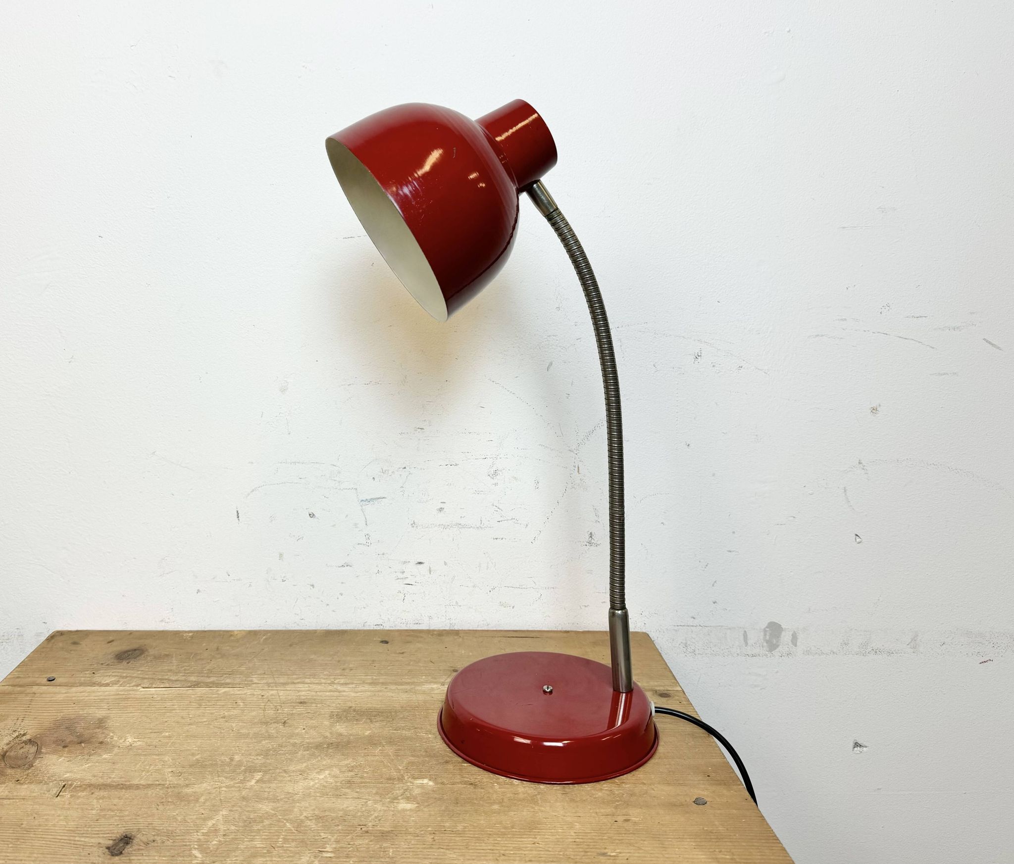 Lampe de Table Industrielle Rouge à Col de Cygne, 1960s