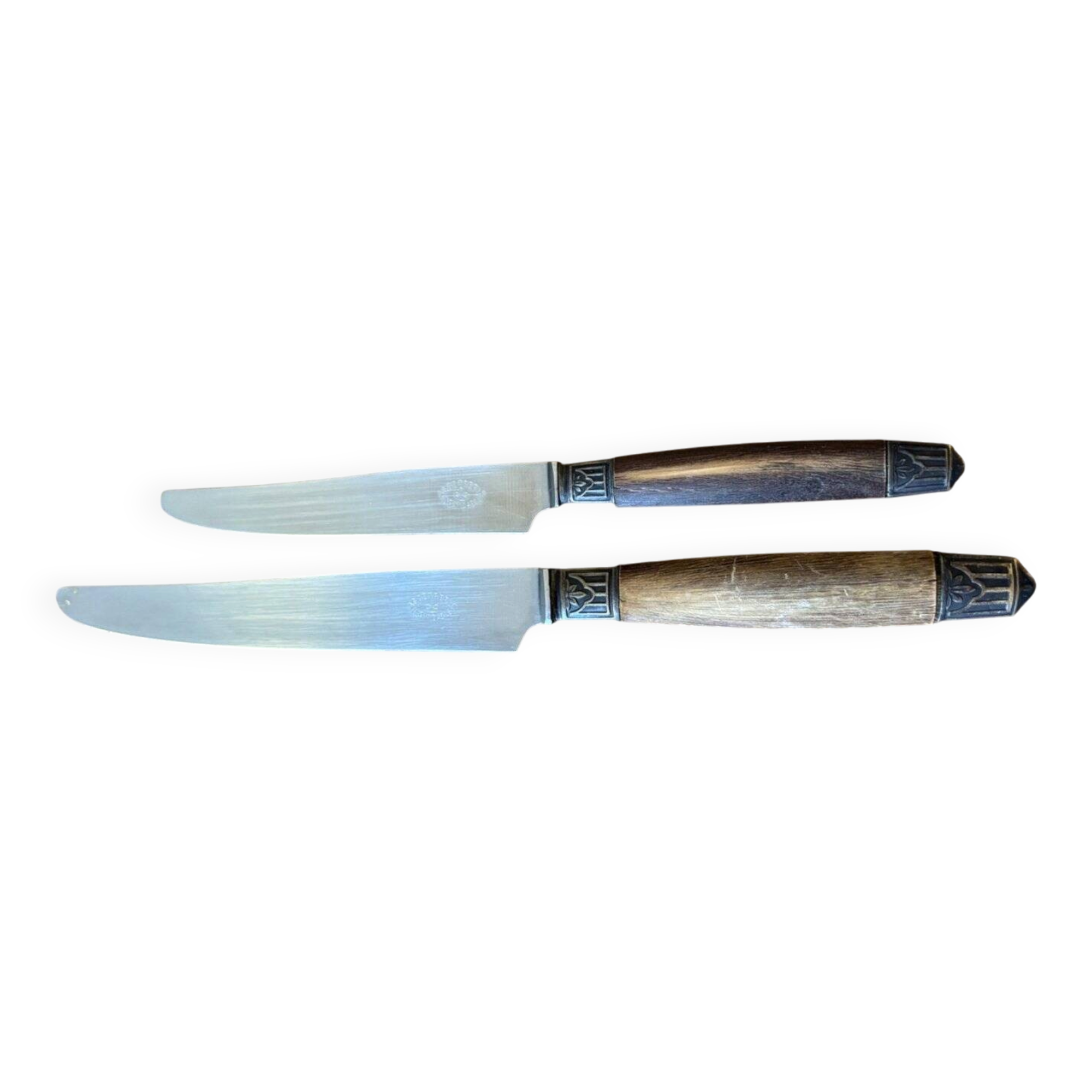 Service of 24 Art Deco knives with wooden handles and engraved metal ferrules from 1930.