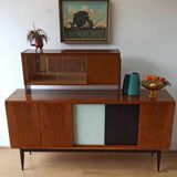 Buffet long moderniste des années 1970.
