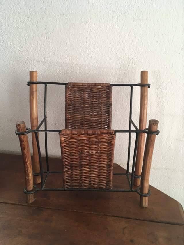 Porte-revues vintage en osier et bois