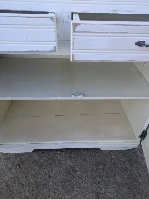 Buffet vintage white