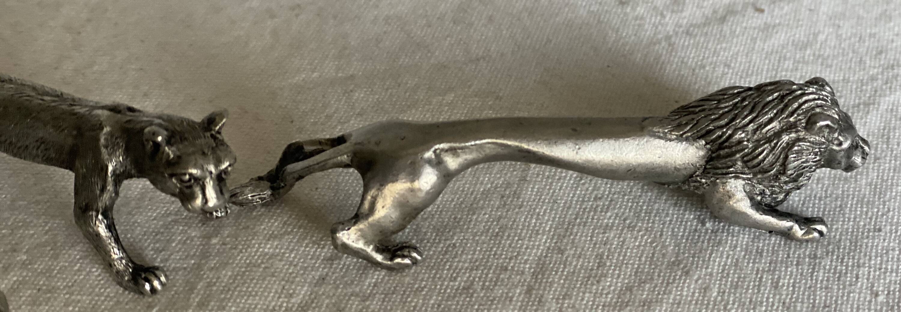 Set of 6 vintage 1970s silver-plated lion-shaped knife rests.
