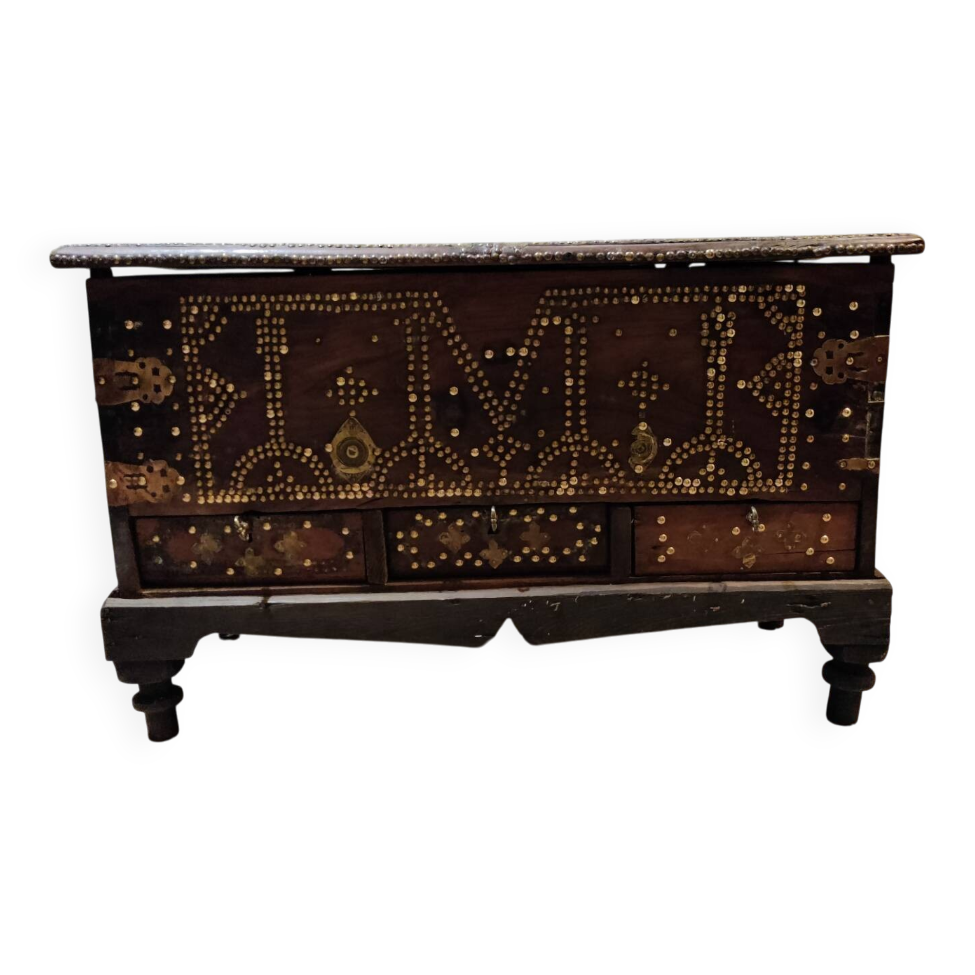 Yemeni chest in studded wood