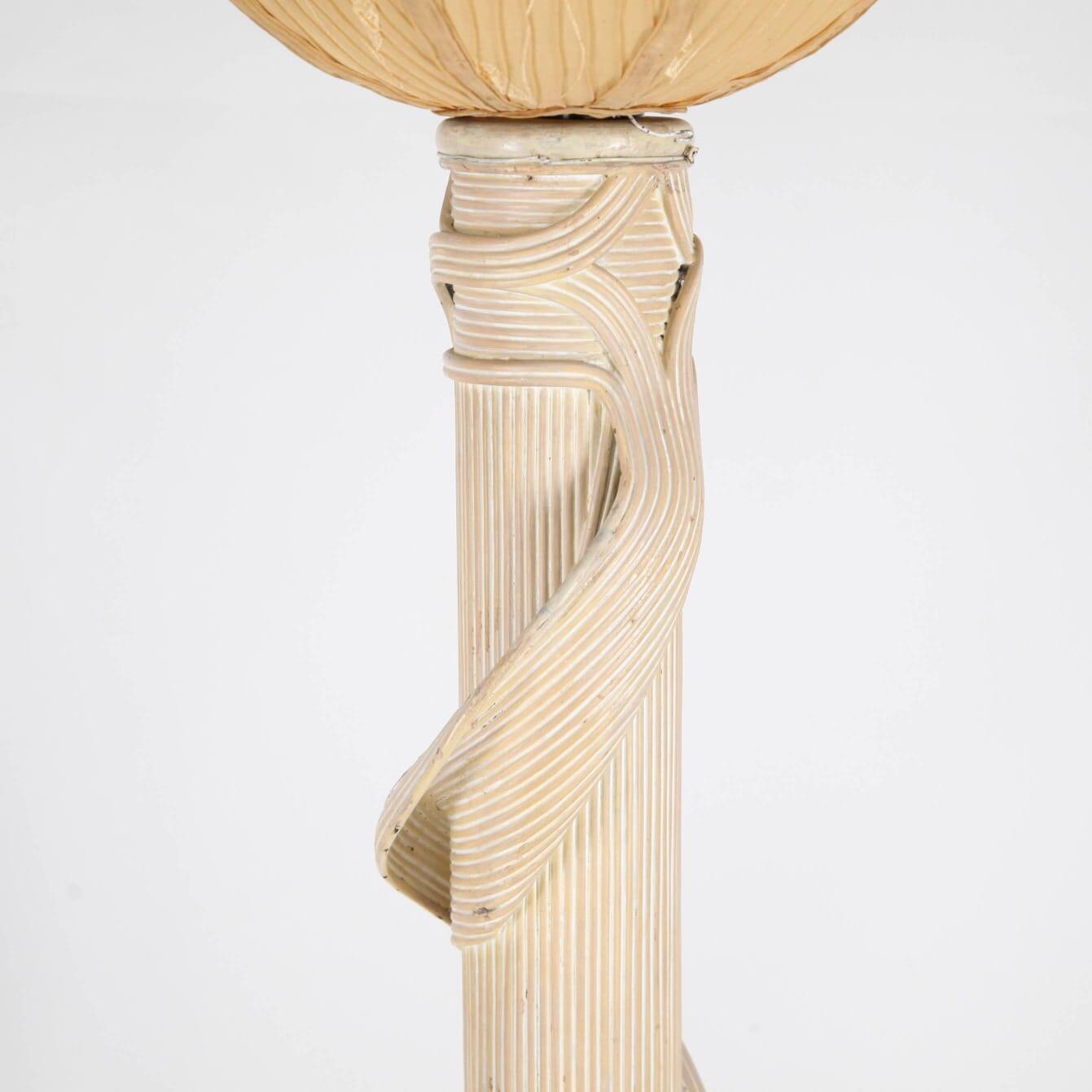 Lampadaire en rotin et soie